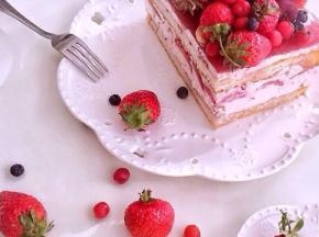 脱模 摆上新鲜的水果装饰 大功告成 水果多多 切件装盘 记得拍照哦