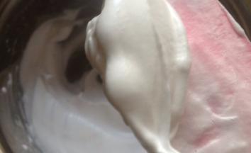 蛋白加入糖粉打至硬性发泡 分三次切拌入粉类 混成光滑均匀的面糊