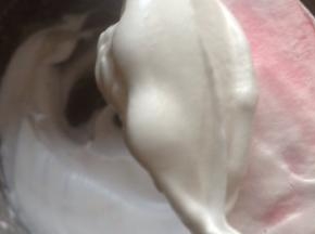 蛋白加入糖粉打至硬性发泡 分三次切拌入粉类 混成光滑均匀的面糊