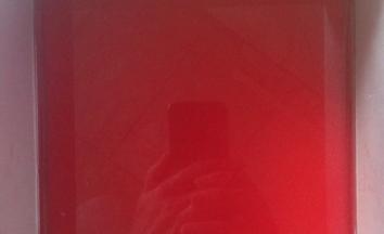 草莓汁糖和柠檬片小火煮至微开 撇清浮沫 降温至60度以下 把泡好拧干的吉利丁片 搅拌融化 倒入包好保鲜膜的六寸方模 入冰箱冷冻