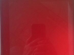 草莓汁糖和柠檬片小火煮至微开 撇清浮沫 降温至60度以下 把泡好拧干的吉利丁片 搅拌融化 倒入包好保鲜膜的六寸方模 入冰箱冷冻