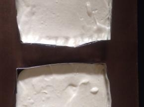 面糊均匀分子在两个6寸慕斯圈 没有圈 我用锡纸折了两个 有点走形 尴尬一下 170度 25分钟晾凉 脱模备用