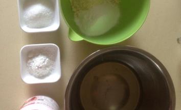 杏仁粉 糖粉低粉混合过筛 备用