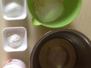 杏仁粉 糖粉低粉混合过筛 备用