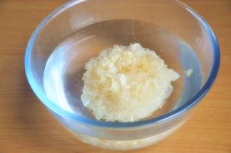 银耳泡发2-3小时。