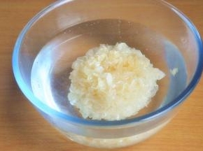 银耳泡发2-3小时。