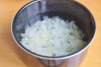 将银耳黄色的根部去掉，撕成小朵，加入适量水。