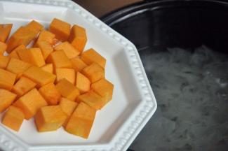 20分钟，待排完气后打开锅盖，倒入南瓜。