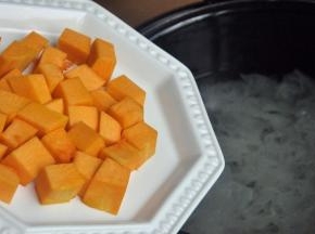 20分钟，待排完气后打开锅盖，倒入南瓜。