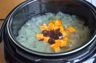 倒入冰糖，冰糖的量根据自己的喜好。