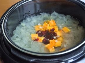 倒入冰糖，冰糖的量根据自己的喜好。