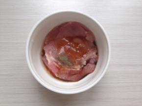 猪肉片用厨房纸吸干水份，加入酱油、盐、酒、蜂蜜、黑胡椒粉