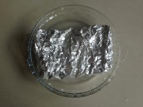 用锡纸包好猪肉片，放在烤盘里