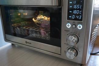 放入提前预热好上火165度，下火180度的东菱K-40C烤箱（可以直接选择烤箱的菜单13），倒数第二层，烘烤30分钟。