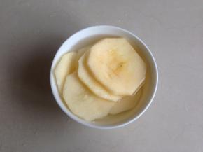 苹果切片，放入有盐的冷开水中浸泡，这样可防止苹果变色。