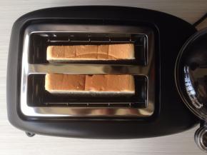 吐司片放入到东菱多士炉的吐司槽里。