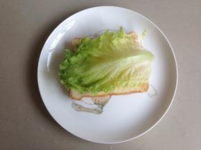 面包片上放生菜叶（生菜叶提前洗干净，再用盐水浸泡一下）。