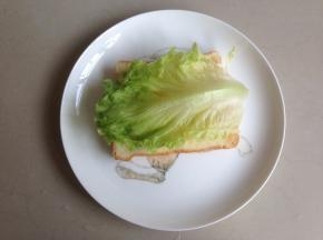 面包片上放生菜叶（生菜叶提前洗干净，再用盐水浸泡一下）。