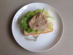 放上烤猪肉。