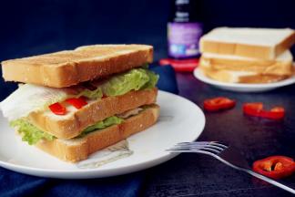 最后再用另一块面包片盖上即可。