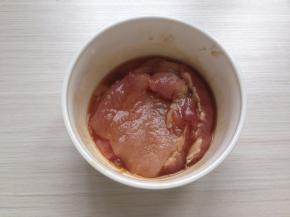 拌均匀后，放入冰箱腌一个小时。