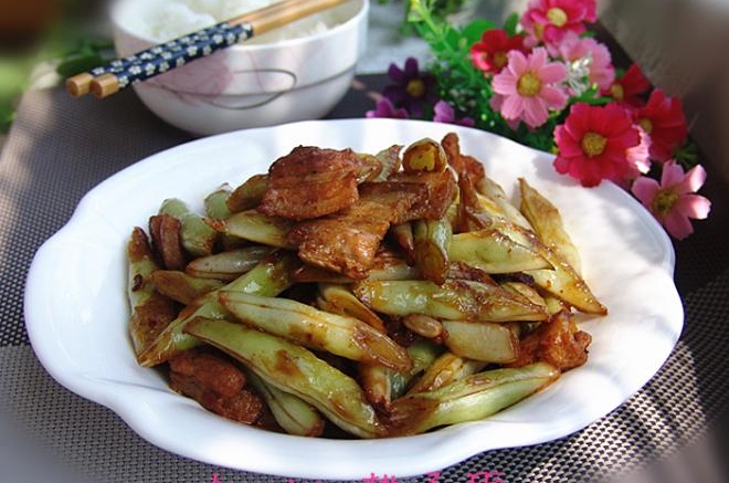收藏 今天一上班,同时就给了一兜的"白不老"豆角,想着就做五花肉焖