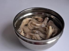 重新倒入清水，加2勺盐，浸泡30分钟。