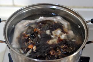 鸡爪鸭爪连水一起倒入小汤锅中，倒入自己熬制的一碗卤水。