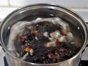 鸡爪鸭爪连水一起倒入小汤锅中，倒入自己熬制的一碗卤水。