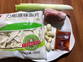 准备食材，面片可以选择面条，挂面，手擀面，方便面，任何你喜欢的面食即可
