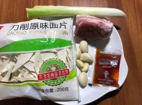 准备食材，面片可以选择面条，挂面，手擀面，方便面，任何你喜欢的面食即可