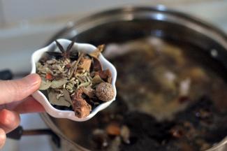 倒入适量的香料，如八角、茴香、香叶、豆蔻、桂皮。