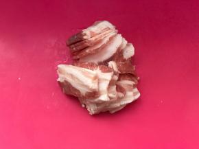 如果不喜欢肥肉可以换成纯瘦肉，个人觉得五花肉更香，因为会把油煸出来，不会腻，先切成片。