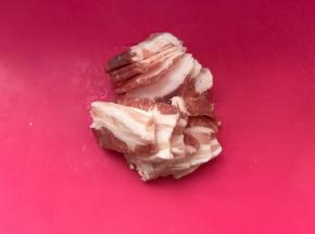 如果不喜欢肥肉可以换成纯瘦肉，个人觉得五花肉更香，因为会把油煸出来，不会腻，先切成片。
