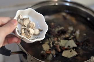 倒入少量山奈。