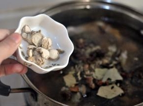 倒入少量山奈。