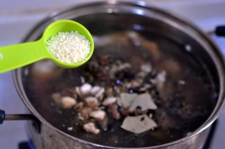 .倒入一小勺鸡精。