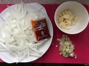 洋葱切丝，葱切末，蒜切片。