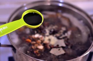 倒入一勺红酱油，也就是老抽，继续小火卤煮20分钟。