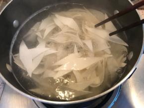 水沸腾后放入面片，小火