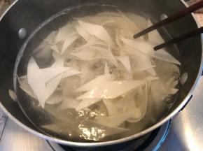 水沸腾后放入面片，小火