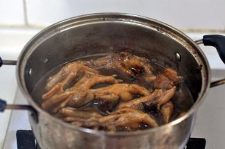 20分钟后，出锅沥干水分晾凉。