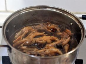 20分钟后，出锅沥干水分晾凉。