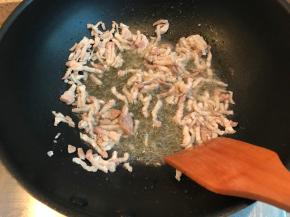 另起一个锅，放少许油，炒肉。