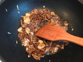 放入酱油一勺。