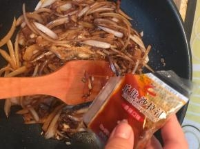 煸炒至洋葱丝软了，放入半袋辣汁（根据你能吃辣的程度放）