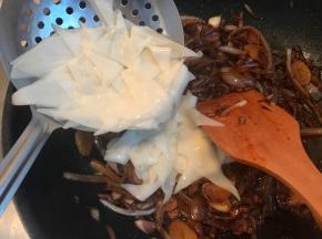 放入煮熟的面片