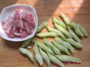 将五花肉切0.5毫米厚的片，扁豆斜刀切段；