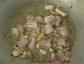 放入五花肉煸炒变色；