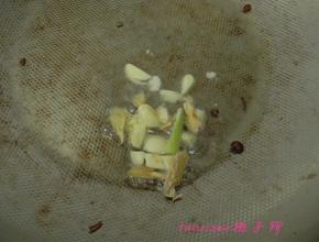 炒锅内放入食用油、放入蒜瓣、姜片炒香；